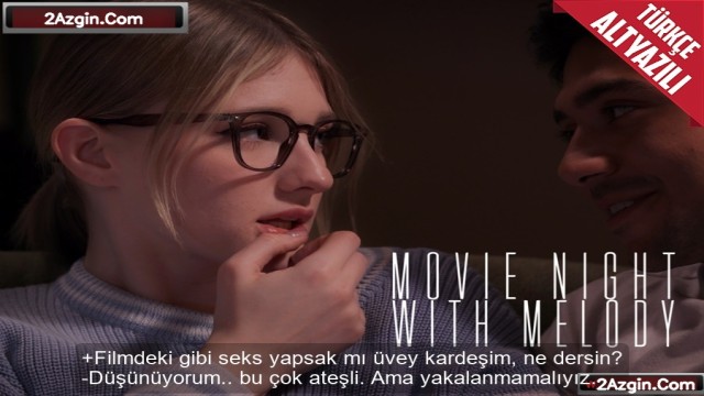Film izlerken üvey abinin teklifini kabul etti kimse duymadan kanepede iki kere boşalttı