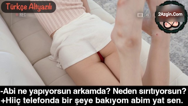 Koltukta uzanan tıfıl kız kardeşin eteği sıyrılmış külodu görünüyor