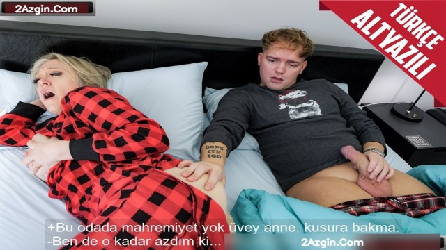 Otelin disiplinsizliği yüzünden aynı yatağa girmek zorunda kaldığı üvey annesini sikti